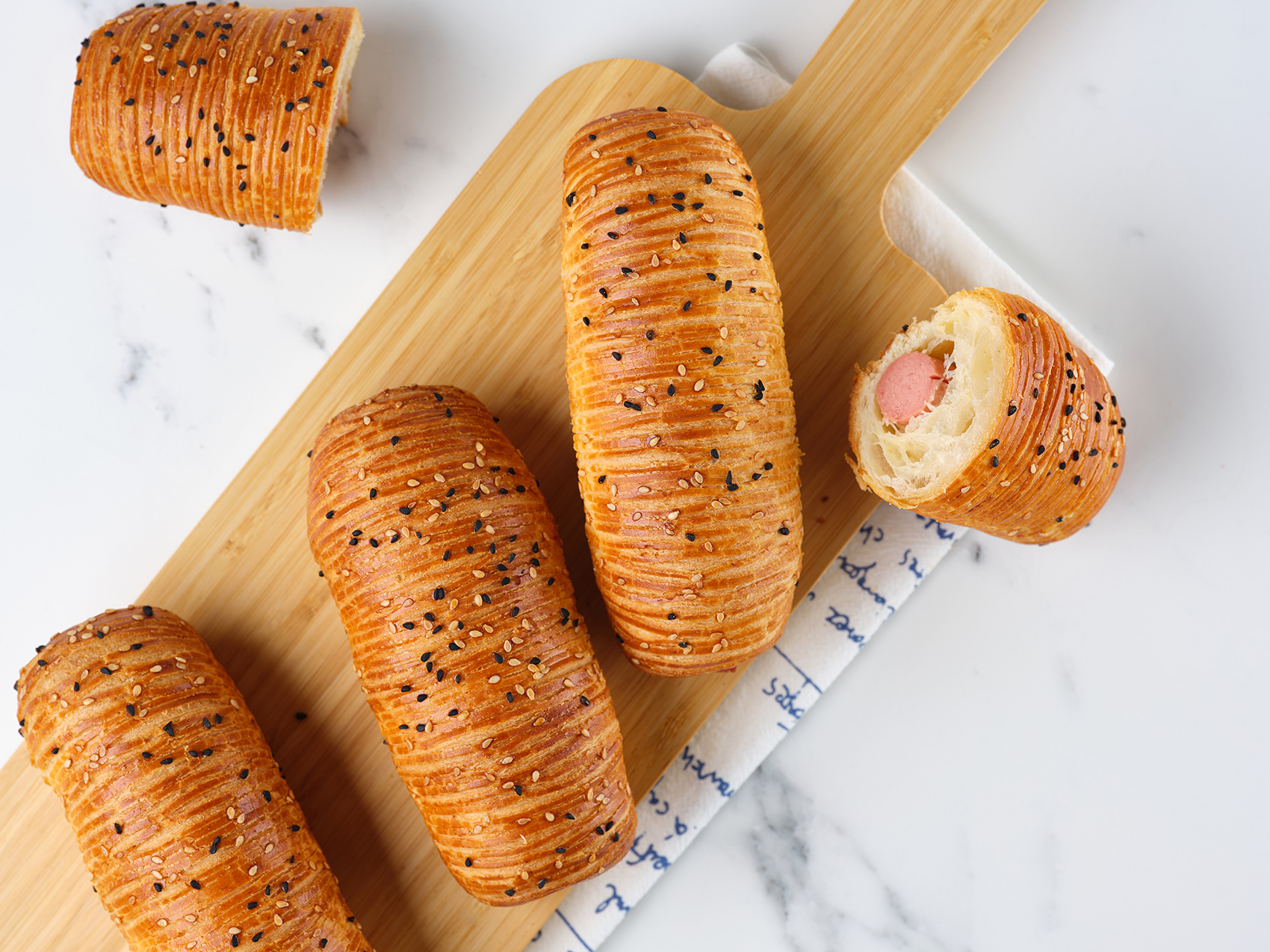 Слойка с сосиской