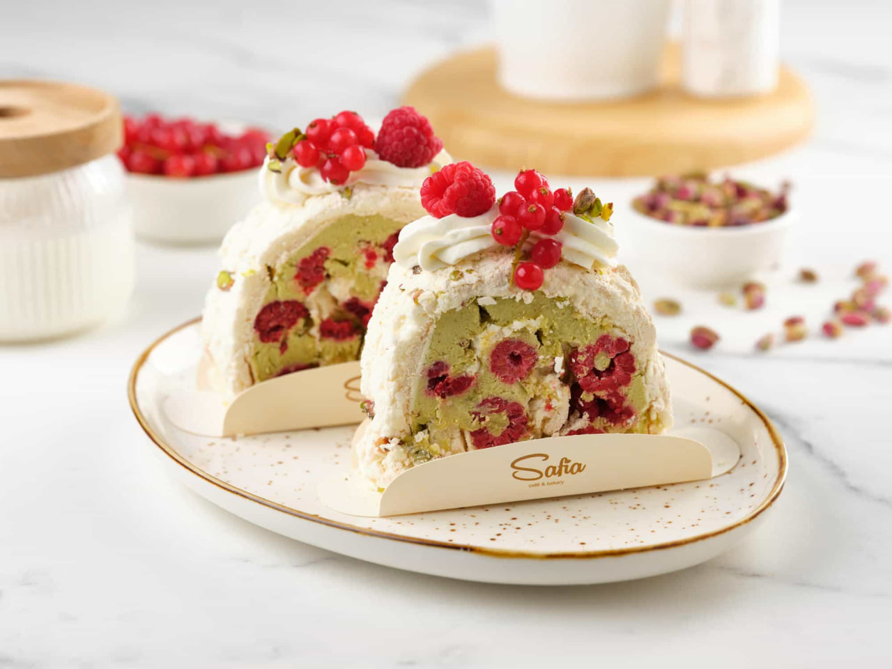 Пирожное Меренговый с фисташками