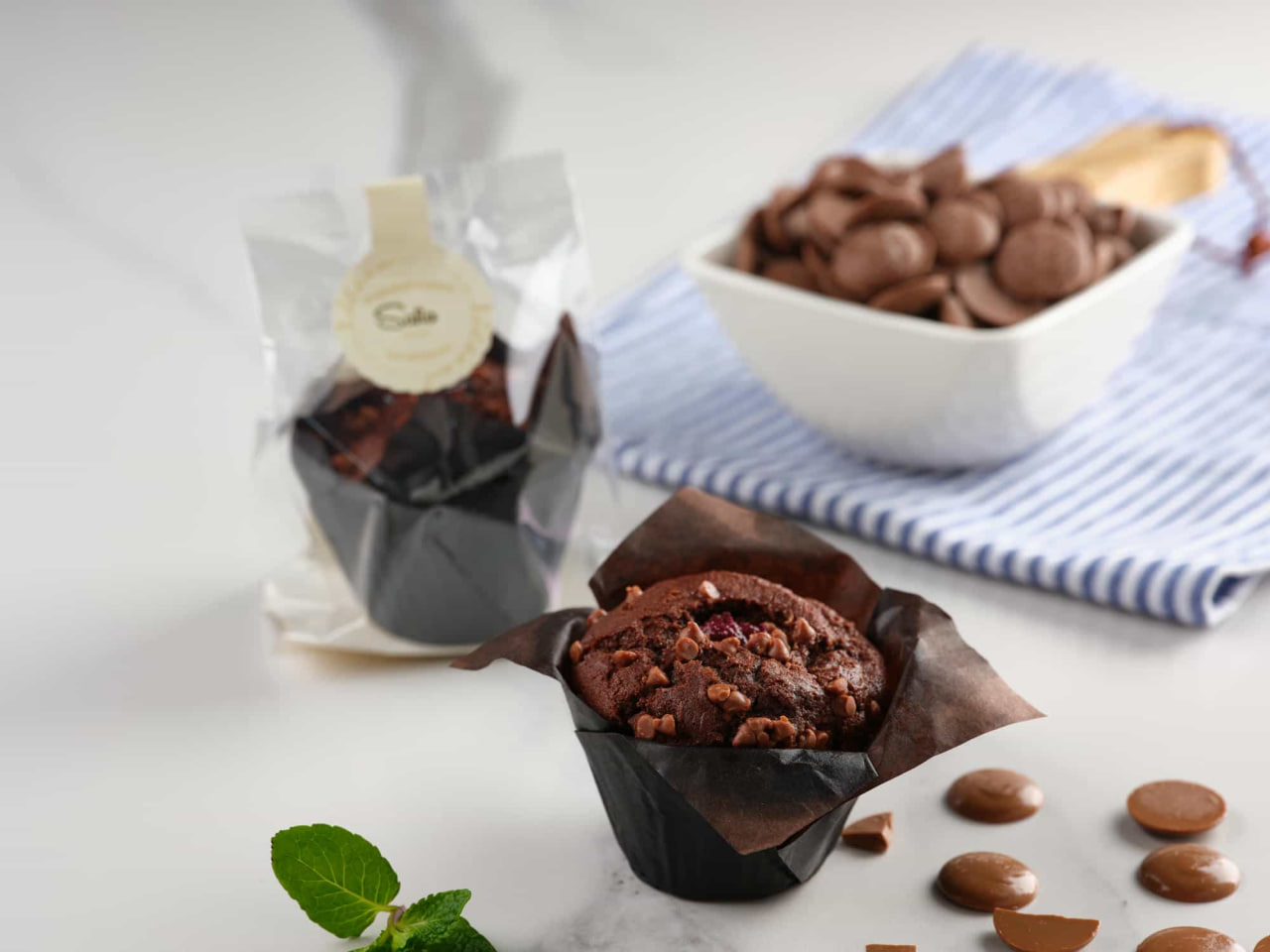 Маффин шоколадный с вишней