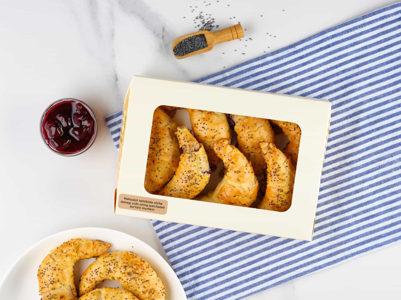 Печенье Рогалики с вишней в упаковке